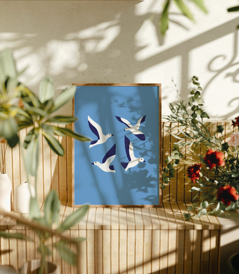 Quatre oiseaux sur fond bleu illustration de Shandor Camille Fosse