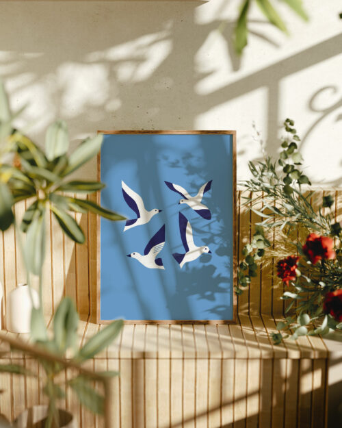 Quatre oiseaux sur fond bleu illustration de Shandor Camille Fosse